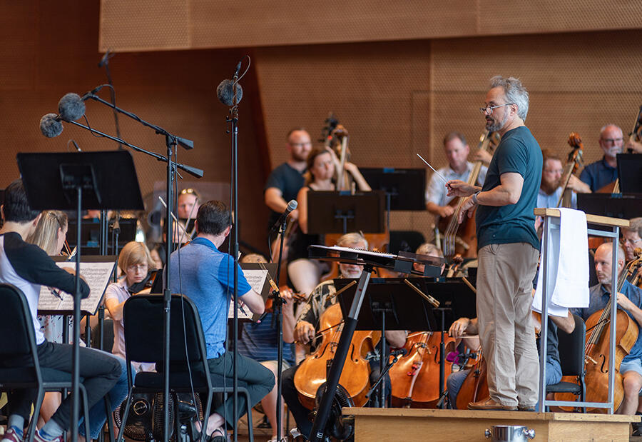 Carlos Kalmar leads a Grant Park Orchestra rehearsal