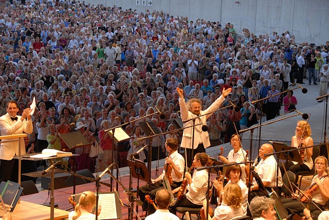 Carlos Kalmar urges the orchestra to stand