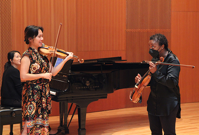 Festival String Fellow Esther Roestan takes a master class with soloist Tai Murray