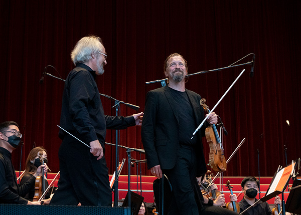 Carlos Kalmar urges violin superstar Christian Tetzlaff to take a bow