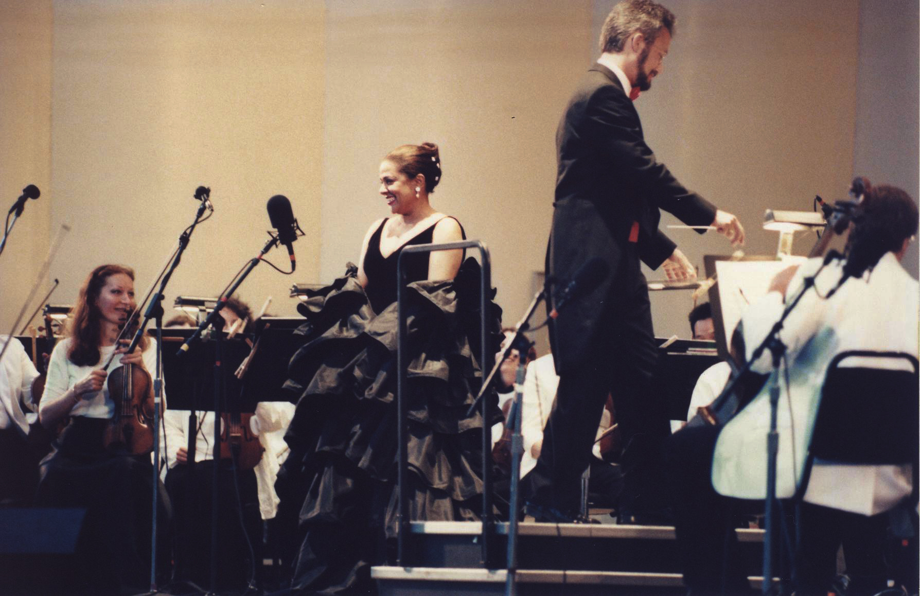 Soprano Kathlee Battle pictured with Carlos Kalmar on the podium