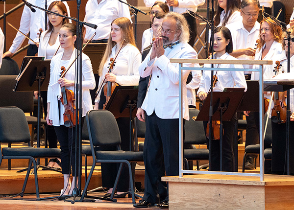 Carlos Kalmar acknowledges a cheering audience
